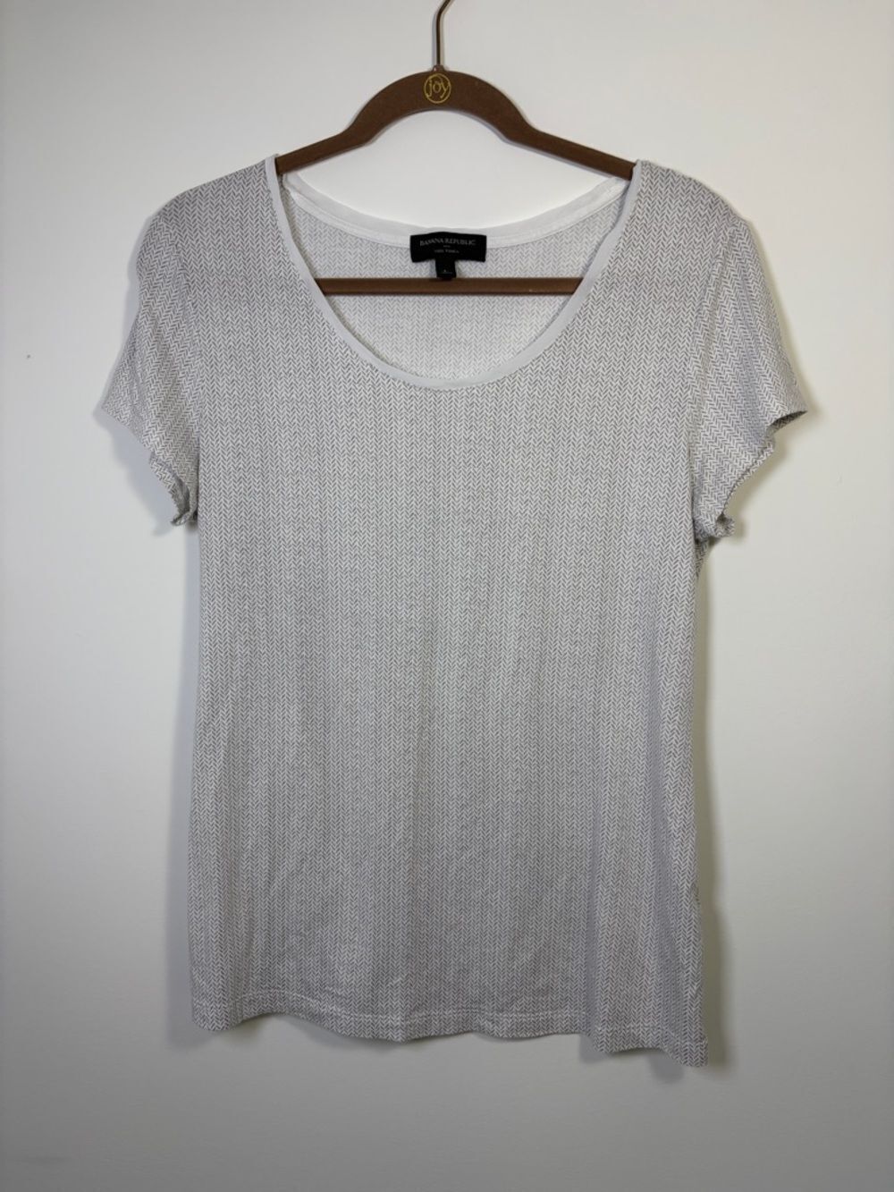 Banana Republic Luxe Touch Light Gray Chevron Scoop Neck Short Sleeve Top - L